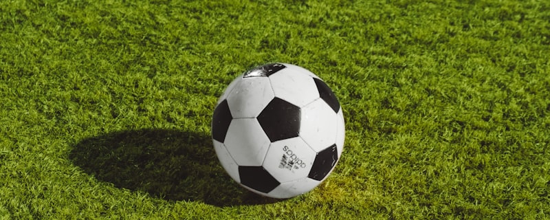 足球比赛精彩瞬间 - 球员射门动作